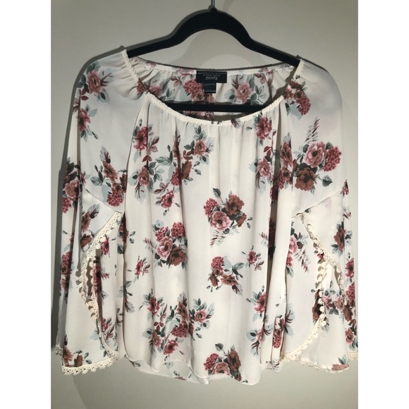 Super cute floral top with bell sleeves - Picture 1 of 3